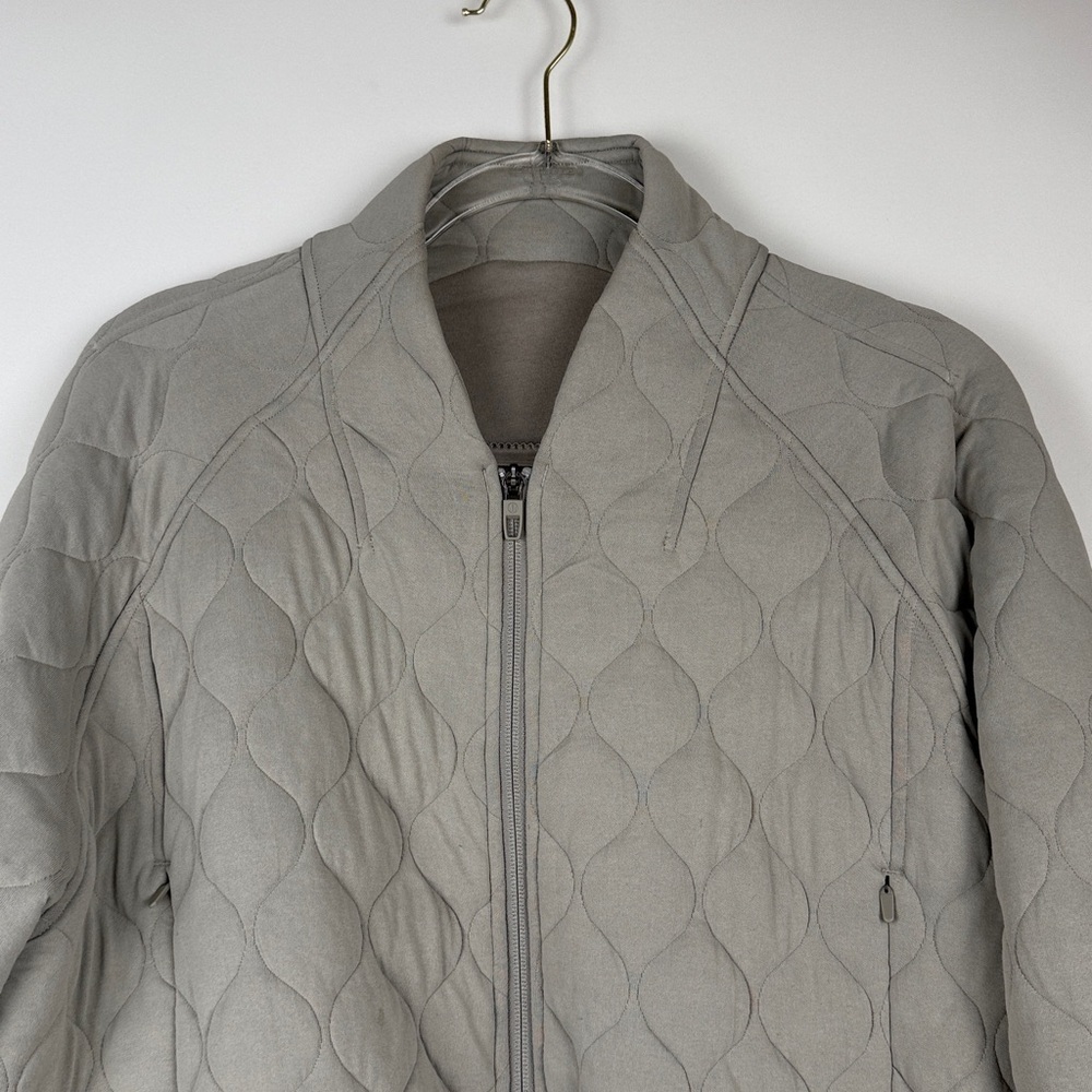 Lululemon Quilted Riverstone Taupe Bubble Shaped Cropped Bomber Jacket Size 8 - Picture 5 of 13